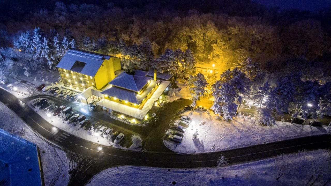 Hotel Borkovac Рума Екстериор снимка